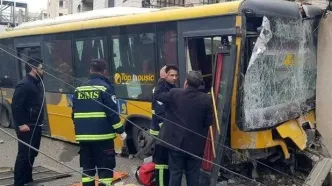 برخورد یک اتوبوس با مانع در بزرگراه ستاری؛ ۲ نفر مصدوم شدند