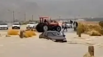 نجات راننده پژو در سیلاب فارس
