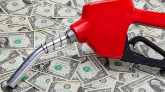 اثر نرخ سوم بنزین بر افزایش قیمت دلار در 10 روز معاملاتی | پیشنهاد به سرمایه‌گذاران خُرد در بازار پرنوسان چیست؟