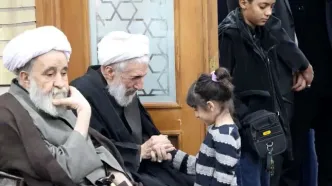 بوسیدن دست کاظم صدیقی در مراسم یادبود پسرش