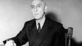 تصویر بوسه مصدق بر دستان ثریا اسفندیاری