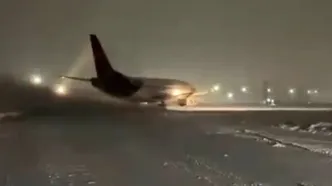 آماده‌سازی فرودگاه مشهد بعد از بارش سنگین برف