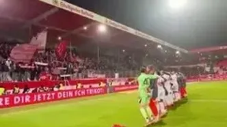 ویدئو: خوشحالی بازیکنان و کادر فنی بایرن مونیخ با هواداران