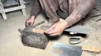 فرآیند دیدنی بازیافت ریل های قدیمی قطار و تولید ساطور با آن ها در پاکستان