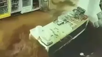 لحظه ورود سیل ویرانگر به یک فروشگاه در چمچمال