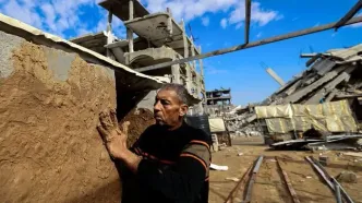 این پدر پیش از زمستان با استفاده از گل و مصالح خانه می‌سازد + عکس