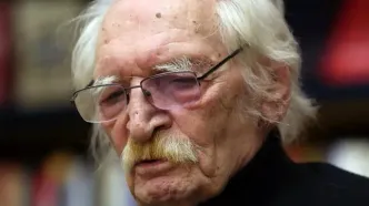 عکس؛ سیگار کشیدن محمود دولت‌آبادی