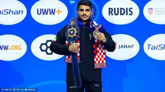 بولدوزر ایرانی بر بام کشتی فرنگی جهان ایستاد