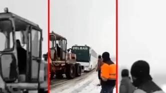 فیلم تلاش راهداران آذربایجان شرقی برای نجات اتوبوس در برف