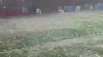 ببینید؛ مراسم عروسی با چاشنی تگرگ! لحظه بارش دانه های درشت تگرگ و سفیدشدن زمین