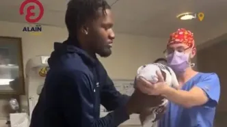 رفتار عجیب یک پدر در لحظه تولد فرزندش