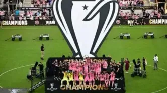 ژست عاشقانه بکام و ویکتوریا با جام قهرمانی+ عکس