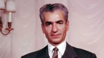 «محمدرضا پهلوی» پس از جدایی از ثریا در حال تماشای آلبوم عکس؛ سال 1337