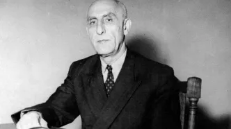 تصویر بوسه مصدق بر دستان ثریا اسفندیاری