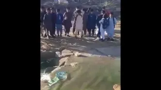 عبور دانش آموزان چابهار از آب فاضلاب برای رسیدن به مدرسه / زیرساخت‌های نامناسب، مسیر مدرسه کودکان چابهار را به خطر تبدیل کرد