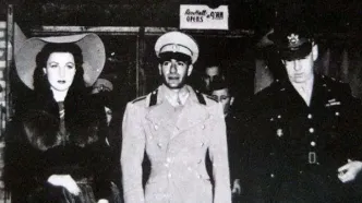 محمدرضا پهلوی در حال بوسیدن دست همسر اولش در مصر