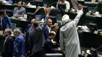 حمله روزنامه اصولگرا به مجلس: با هر فریاد نمایندگان، دلار بالاتر رفت