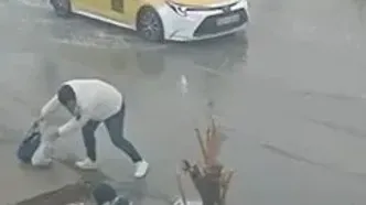 سقوط یک زن در گودال پر از آب در خیابان