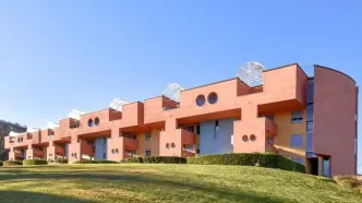 معماری جالب و سرزنده این واحد مسکونی محو‌تان می‌کند