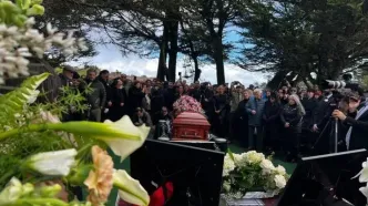 تصاویری از مراسم خاکسپاری بهرام بیضایی در آمریکا/ خاکسپاری بهرام بیضایی با نوای حسین علیزاده و مناجات خوانی مژده شمسایی/ ویدئو