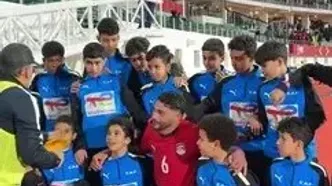 ویدئو: عکس یادگاری بهترین بازیکن مصر با توپ جمع‌کن‌ها