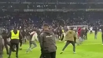 ویدئو:‏‎ ‎‏ حمله تماشاگران اسپانیول به بازیکنان بارسا پس از سوت پایان بازی