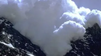 ممنوعیت تردد در محور فشم به شمشک تا اطلاع ثانوی به دلیل بارش شدید و خطر ریزش بهمن