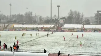 بارش شدید برف در بازی پرسپولیس و سپاهان