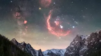 عکس روز ناسا از آسمان شب شکارچی در کوه‌های یخ‌زده