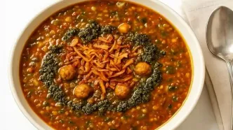 ناهار امروز: جادوی طعم‌های ملس در سرمای دی‌ماه؛ طرز تهیه آش ترش اصیل با عطری که کوچه را برمی‌دارد!