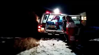 لحظه نجات مادر و نوزاد ۱۲ روزه از دل کولاک و برف