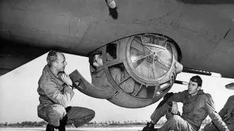 آویزان زیر بمب‌افکن؛ خطرناک‌ترین شغل جنگ جهانی دوم