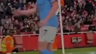 ویدیو: وقتی دی‌بروینه زیر باران بطری، امارات را خاموش کرد!