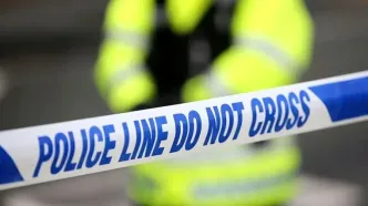 ورود یک معترض به بالکن سفارت ایران در لندن