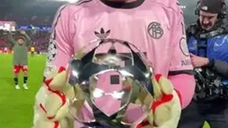 ویدئو: شوخی باواریایی با ستاره جوان؛ لحظه اهدای جایزه بهترین بازیکن به یوناس اوربیگ