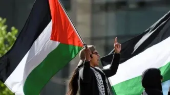 تجمع خانواده‌های اسیران فلسطینی در مقابل دفتر صلیب سرخ در غزه