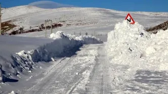 برف بر کوهستان‌های کاشان؛ لغزندگی شدید در جاده‌های غرب و جنوب اصفهان و انسداد مسیرهای صعود به کرکس
