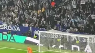 ویدئو: واکنش خونسردانه خوان گارسیا به باران فندک‎!‎