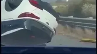 سقوط خودروی از روی تریلی خودروبر در بزرگراه؛ ترافیک سنگین و اختلال گسترده در تردد