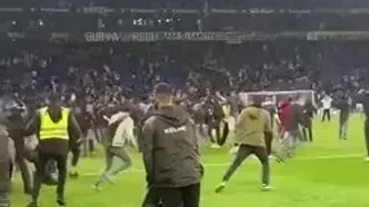 ویدئو:‏‎ ‎‏ حمله تماشاگران اسپانیول به بازیکنان بارسا پس از سوت پایان بازی