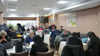 اتصال 30 دقیقه‌ای بازرگان به اینترنت جهانی در فضایی محدود به روایت عضو اتاق ایران | باید ساعت‌ها در صف بمانیم | بخش خصوصی فلج شده است