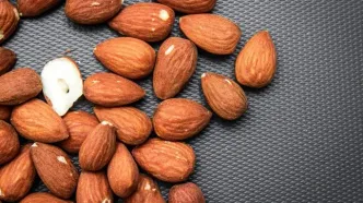 بادام را با پوست بخوریم یا بدون پوست؟