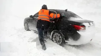 تصاویر؛ گیر کردن خودروها در برف و کولاک جاده اردبیل