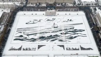 تبدیل ناو هواپیمابر به یک اثر هنری غول‌آسا / عکس