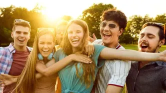 روابط اجتماعی بیشتر از پول و ورزش خوشحالی می‌آورد