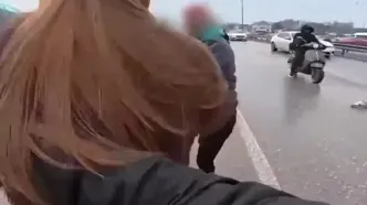 دختر جوان درگیر دعوا وسط خیابان! | فیلم مداخله جنجالی + ویدئو