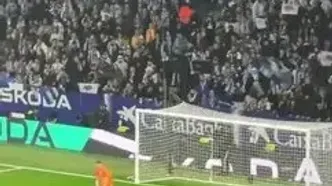 ویدئو: واکنش خونسردانه خوان گارسیا به باران فندک‎!‎