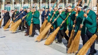 تصاویر؛ آیین جاروکشی خادمان مسجد جمکران