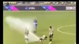 ویدئو: بمب خنده فوتبالی؛ اتفاقاتی که فقط یک بار در زمین می‌بینید!