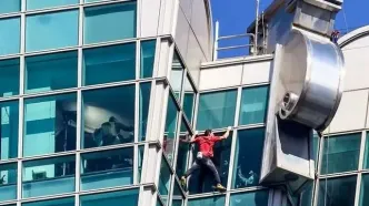 مردی از آسمان‌خراش ۱۰۱ طبقه بالا رفت؛ رئیس‌جمهور پیام داد!